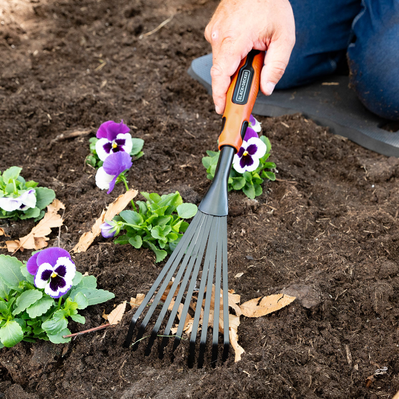 Τσουγκράνα Χώματος Χειρός 40εκ. Black+Decker 871125223459