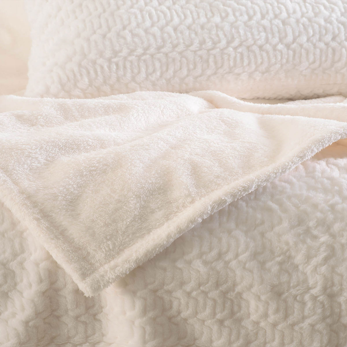 Κουβέρτα Fleece Υπέρδιπλη με Γουνάκι (220X240) + Διακοσμητικές Μαξιλαροθήκες (Σετ) Rythmos Bliss Λευκό Home Λευκά Είδη Κρεβατοκάμαρας Κουβέρτες 