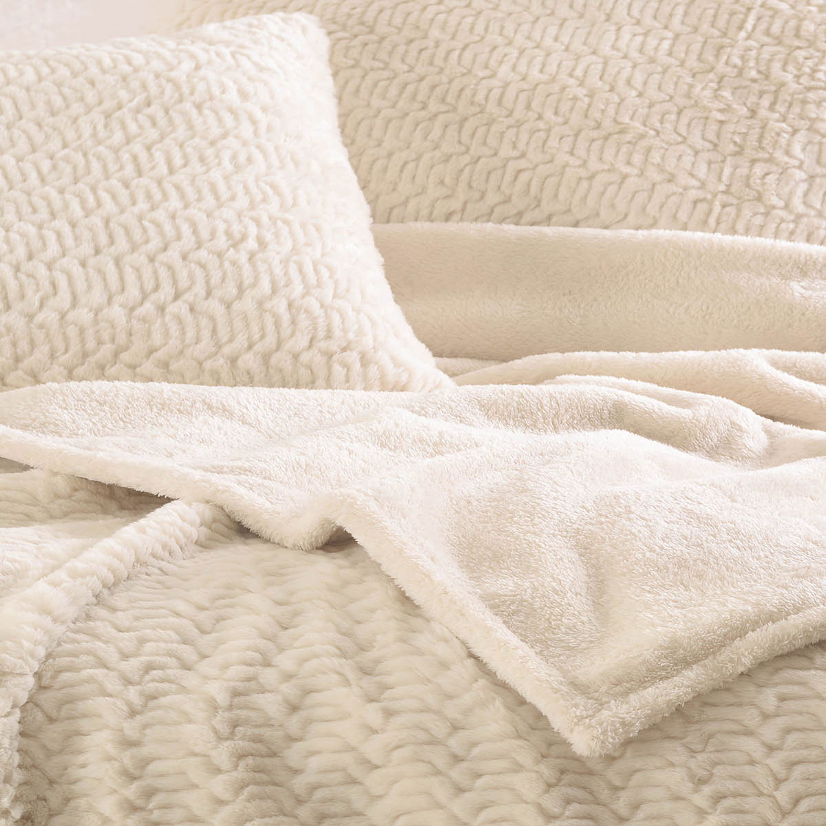 Κουβέρτα Fleece Υπέρδιπλη με Γουνάκι (220X240) + Διακοσμητικές Μαξιλαροθήκες (Σετ) Rythmos Bliss Εκρού Home Λευκά Είδη Κρεβατοκάμαρας Κουβέρτες 