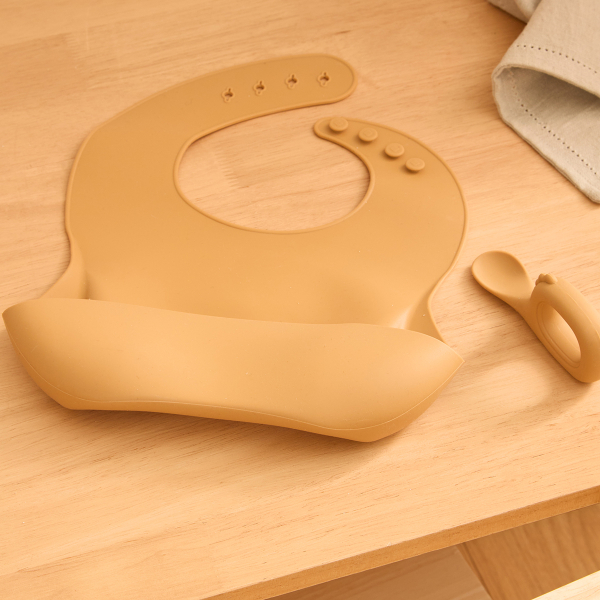 Σαλιάρα Σιλικόνης 6+ Μηνών (22x2x26) & Κουτάλι Σετ 2τμχ A-S Yum Ocre 211062D