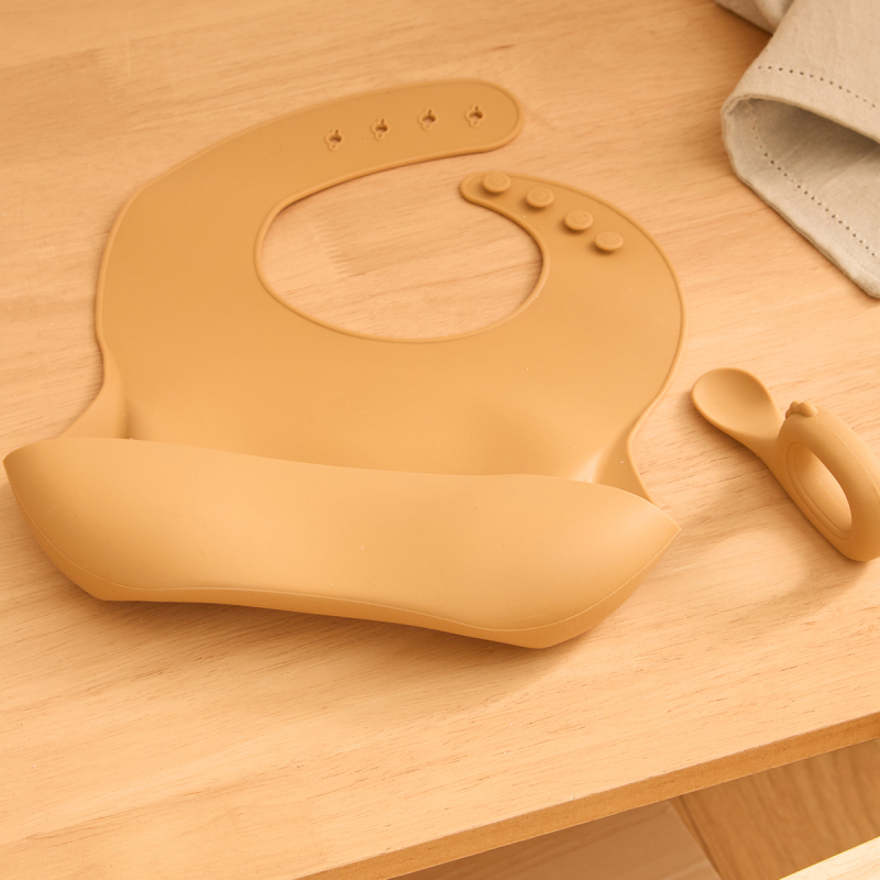 Σαλιάρα Σιλικόνης 6+ Μηνών (22x2x26) & Κουτάλι Σετ 2τμχ A-S Yum Ocre 211062D