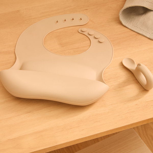 Σαλιάρα Σιλικόνης 6+ Μηνών (22x2x26) & Κουτάλι Σετ 2τμχ A-S Yum Beige 211062C