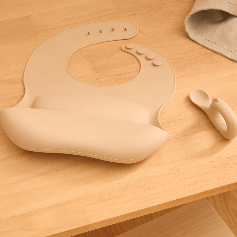 Σαλιάρα Σιλικόνης 6+ Μηνών (22x2x26) & Κουτάλι Σετ 2τμχ A-S Yum Beige 211062C