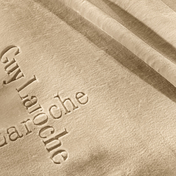 Κουβέρτα Βελουτέ Υπέρδιπλη (220x240) Guy Laroche Logo Almond