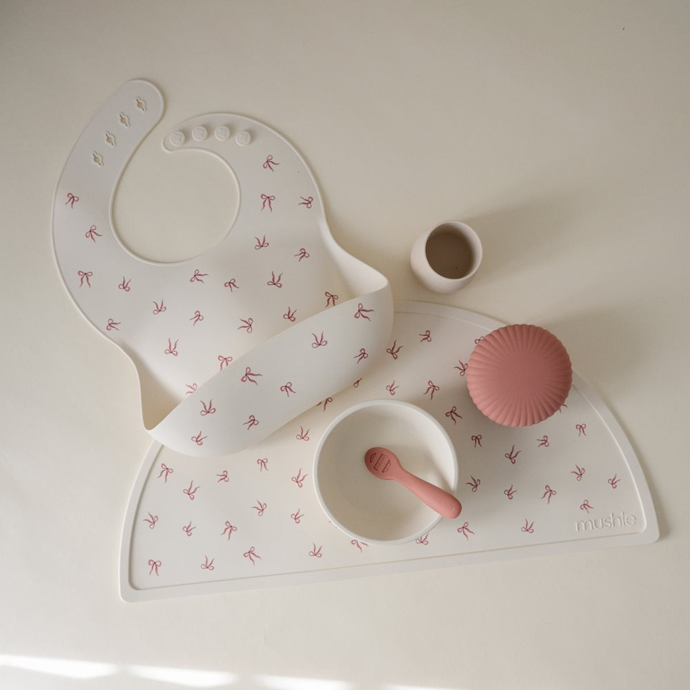 Σαλιάρα Σιλικόνης 6+ Μηνών (24 1X28) Mushie Bows 66-102069 Home Βρεφικά Σαλιάρες Βρεφικές Spitishop
