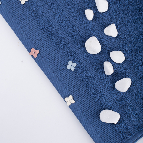 Πετσέτα Προσώπου (50x90) White Fabric Flowers Applique Blue 500gsm