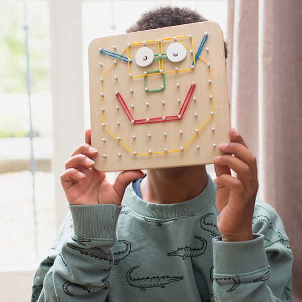 Ξύλινο Εκπαιδευτικό Παιχνίδι Bs Toys Πίνακας Με Λαστιχάκια