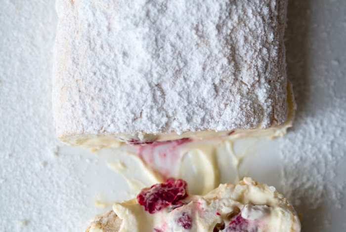 Πάβλοβα με κρέμα λεμονιού και βατόμουρα